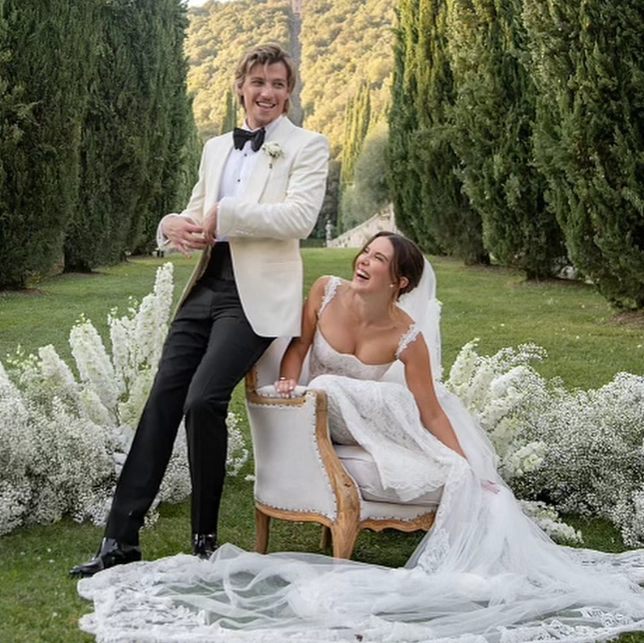 Jake Bongiovi e Millie Bobby Brown si sono uniti in matrimonio in Toscana