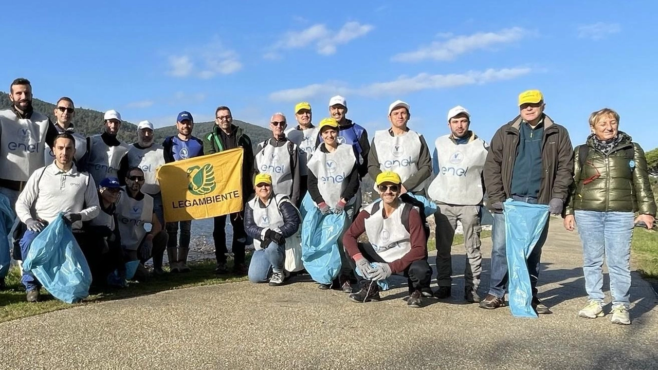 Sommario: Enel e Legambiente puliscono la spiaggia di Fiumaretta grazie al volontariato aziendale, recuperando rifiuti e contribuendo al monitoraggio ambientale in linea con le direttive europee.