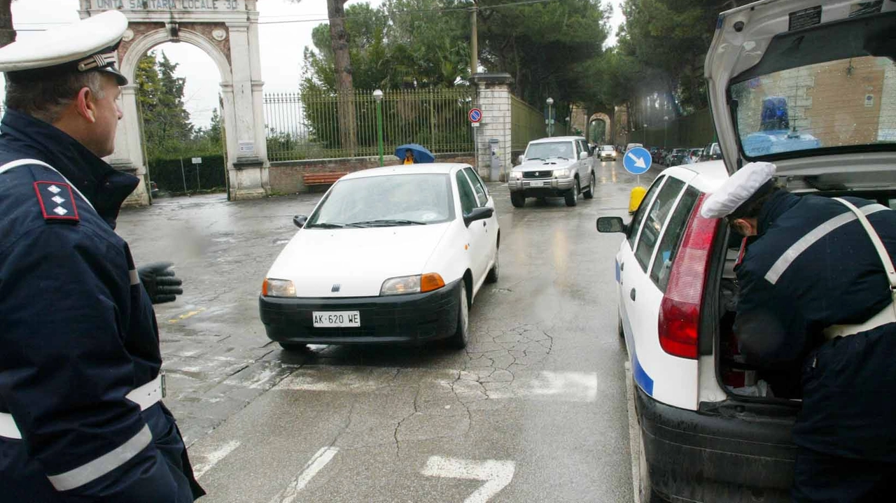 Controlli della polizia municipale alla Ztl (foto d’archivio)