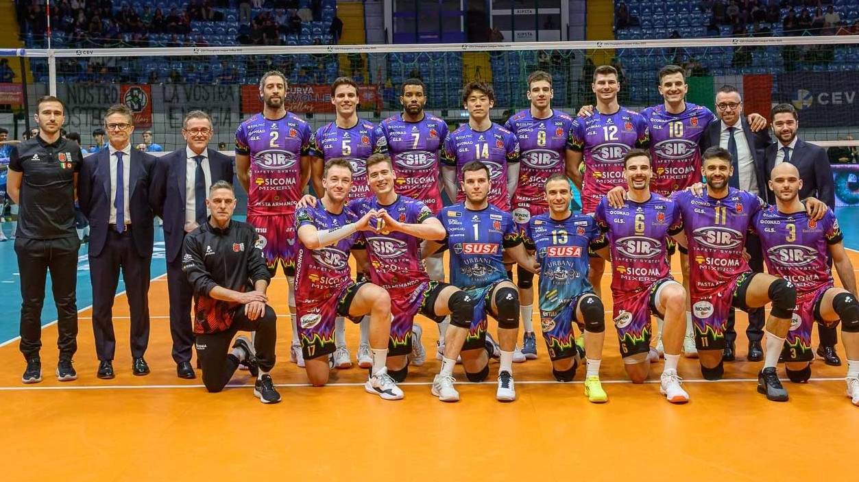 La squadra di coach Lorenzetti perde il primo set, poi firma la grande vittoria in rimonta (1-3). Domenica si torna di nuovo in campo nella gara-due dei quarti di finale scudetto. .