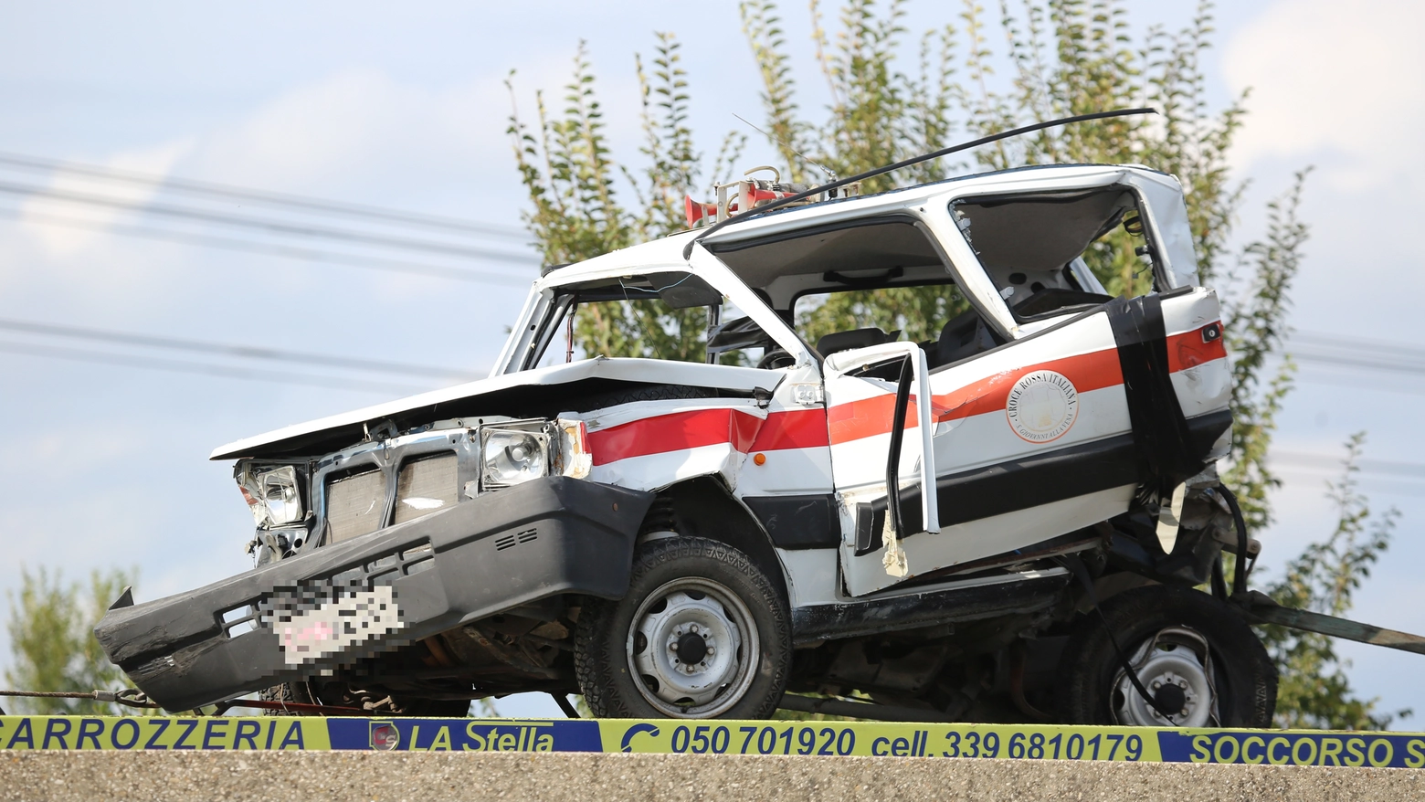 Il mezzo della Croce Rossa distrutto nell'incidente in FiPiLi (Foto Bongianni/Fotocronache Germogli)