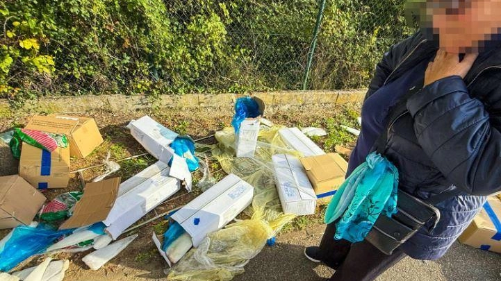 Un camion perde chili di pesce surgelato e verdure in strada vicino a via della Quiete, attirando l'attenzione dei passanti. Il conducente non si accorge del problema, ma i presenti recuperano il cibo prima della pulizia.