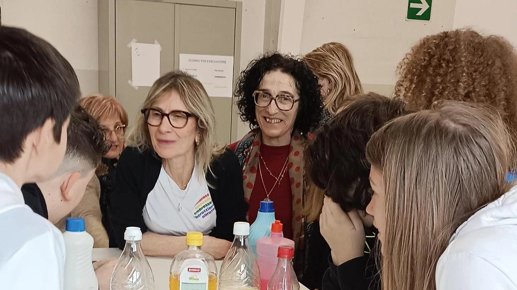 La preside Angela Desideri fra gli studenti durante un laboratorio