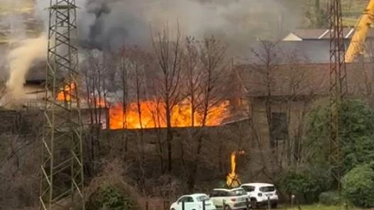 Lo scenario pauroso delle fiamme e l’attesa dei dipendenti fuori dalla fabbrica