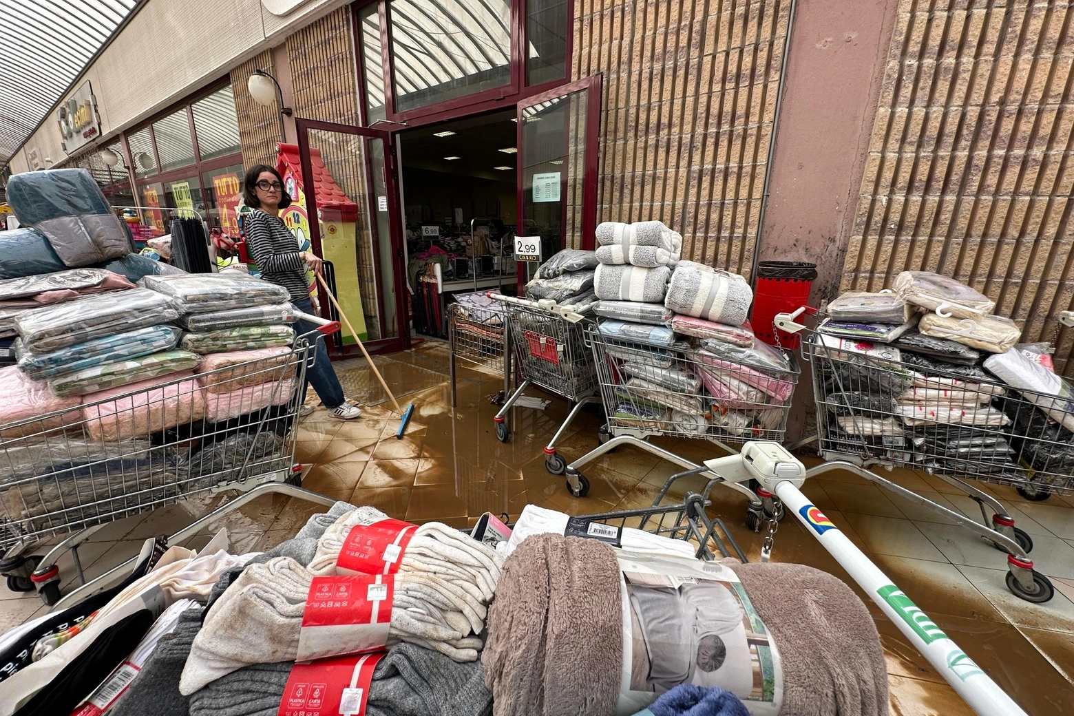 Il centro commerciale La Vallescaja a Cecina invaso da acqua e fango (Foto Novi)