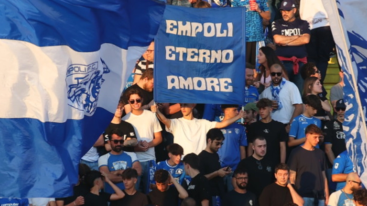 Tifoso sorregge una bandiera con una forte dedica alla squadra dell'Empoli