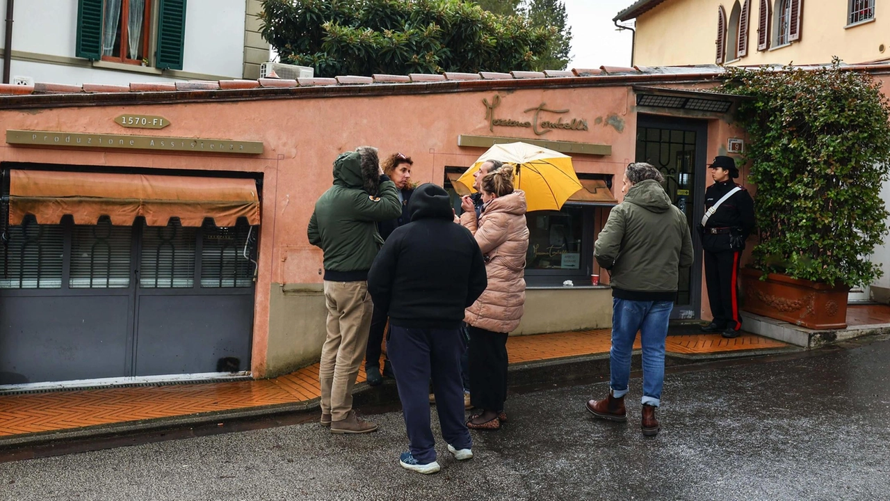 Il giorno dopo la rapina a mano armata al laboratorio orafo di Mariano Tombelli sono state tante e importanti le prove d’affetto e di solidarietà da parte di residenti e colleghi commercianti (Tommaso Gasperini/FotoGermogli)