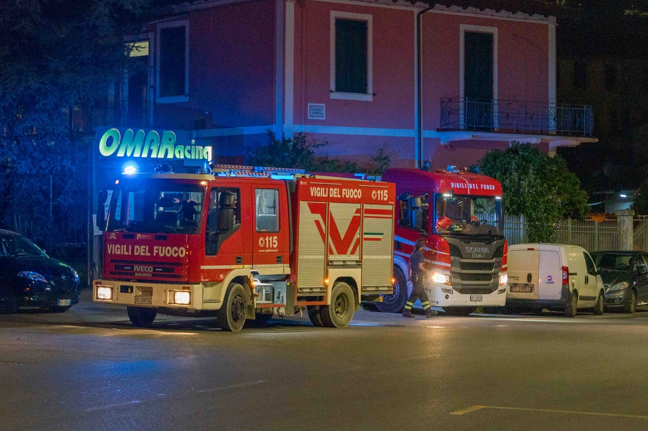 Camion dei vigili del fuoco nei pressi della ferrovia a Spezia. Qui è scoppiato un incendio di sterpaglie che ha bloccato i treni