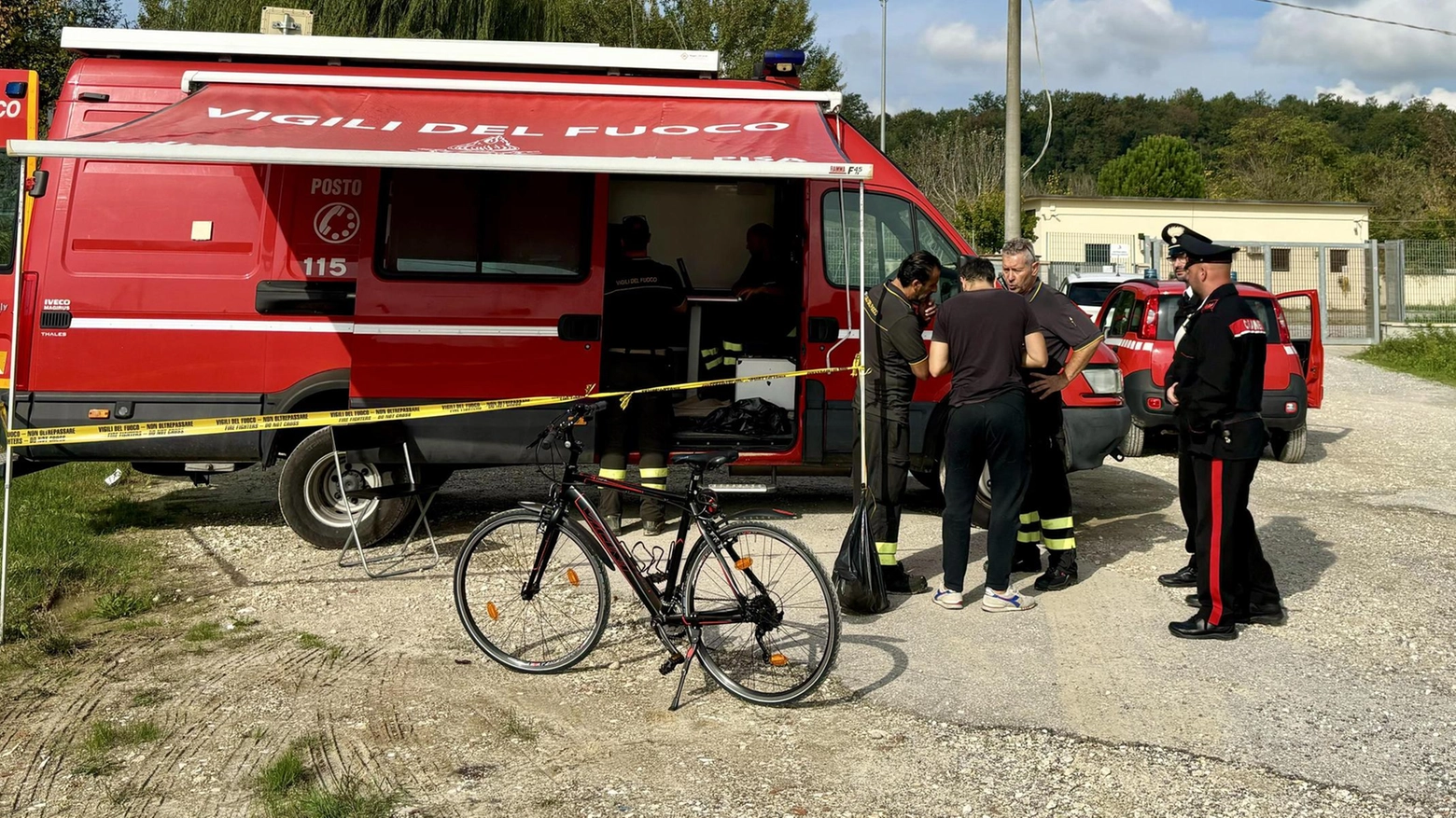 In campo elicotteri e droni insieme a vigili del fuoco sommozzatori e volontari per trovare la 59enne.