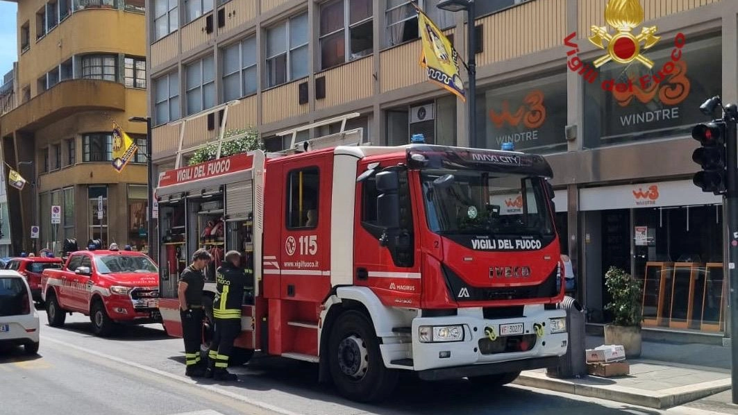 Fumo dai quadri elettrici, l'intervento dei vigili del fuoco nel condominio ad Arezzo (Foto vigili del fuoco)