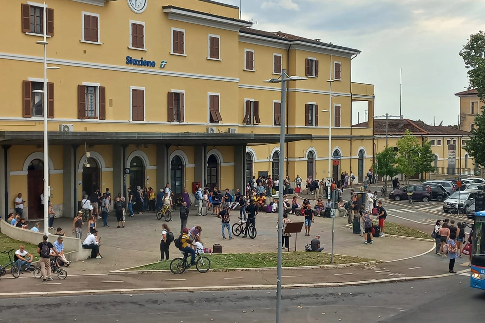 L'attesa dei passeggeri davanti alla stazione di Empoli