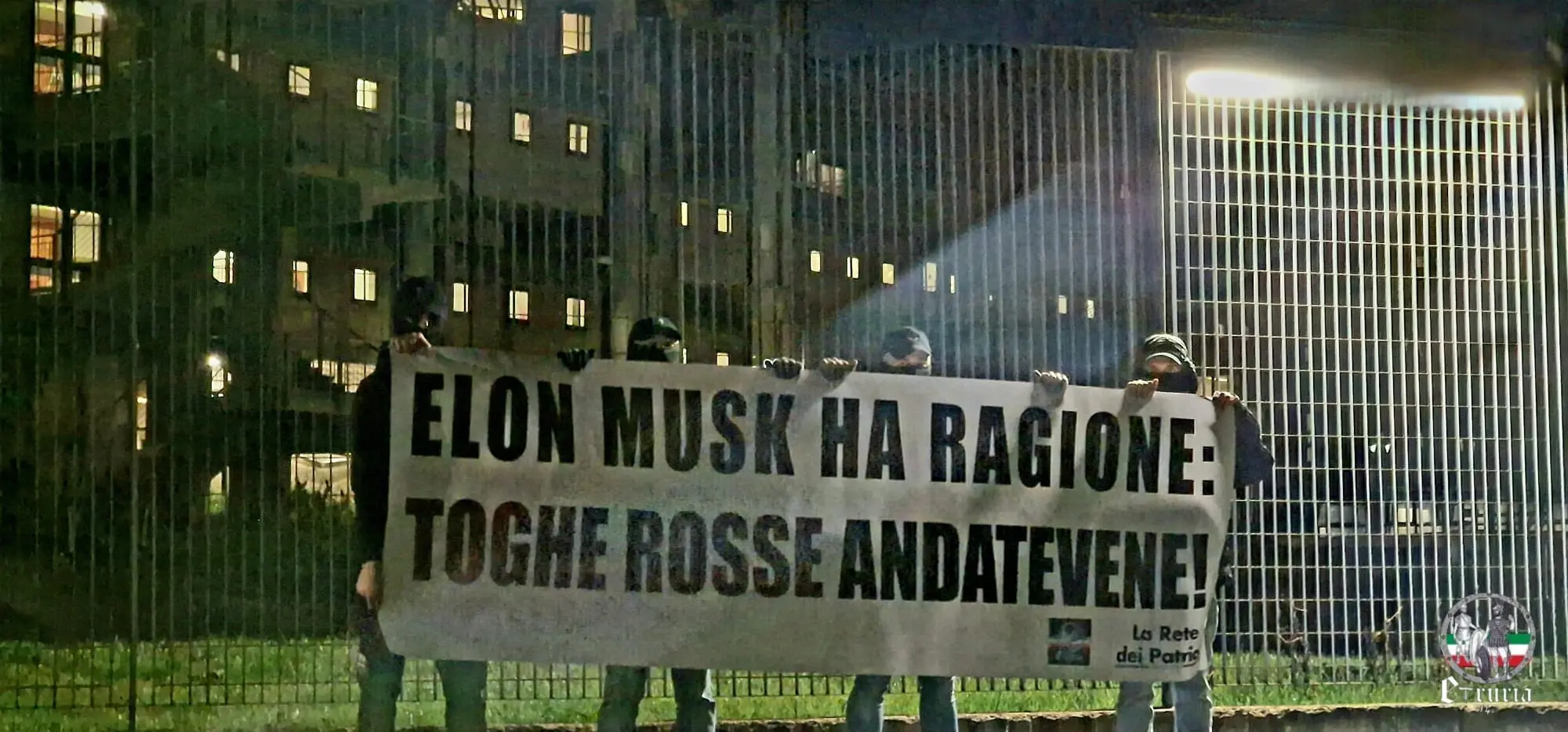 “Elon Musk ha ragione”, striscioni esposti nella notte davanti ai tribunali della Toscana