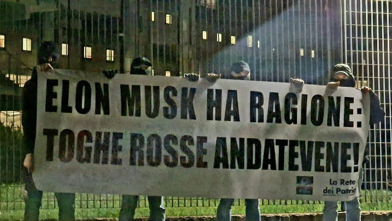 Lo striscione pro Elon Musk davanti ai tribunali della Toscana