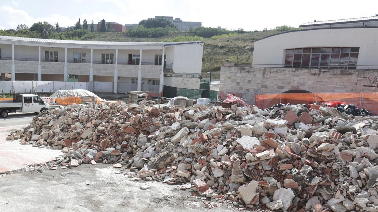 Totale rifacimento per la zona accanto agli esercizi commerciali. Residenti e lavoratori tra ansia di novità e disagi per i lunghi lavori. Fondi Pnrr: il prossimo anno è atteso il nuovo volto della zona.