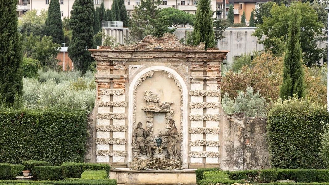 Il giardino storico di villa La Quiete, restaurato grazie al Pnrr, aprirà al pubblico nella primavera 2025, celebrando il centenario dell’Università di Firenze. L'intervento ha valorizzato elementi architettonici e botanici, potenziando la biodiversità.