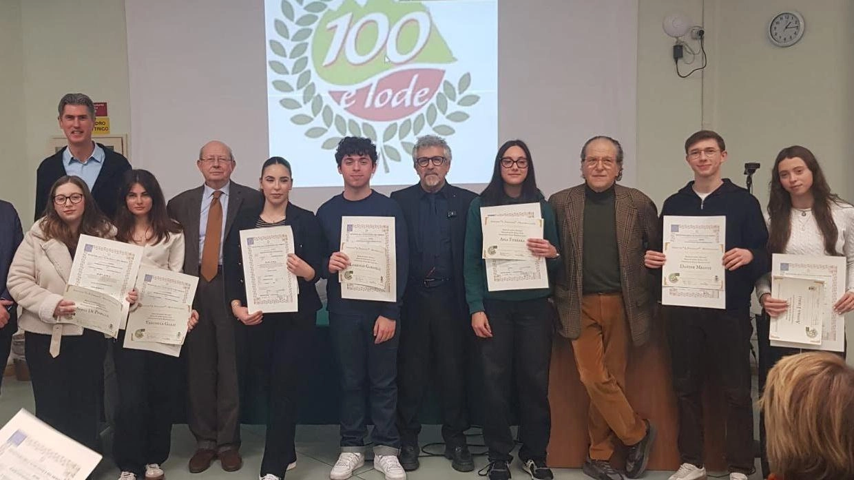 Montepulciano, riconoscimenti agli studenti diplomati con 100 e 100 e lode. Consegnate anche la borsa di studio ’Amici di Nicastro’ e il ’Contucci’.