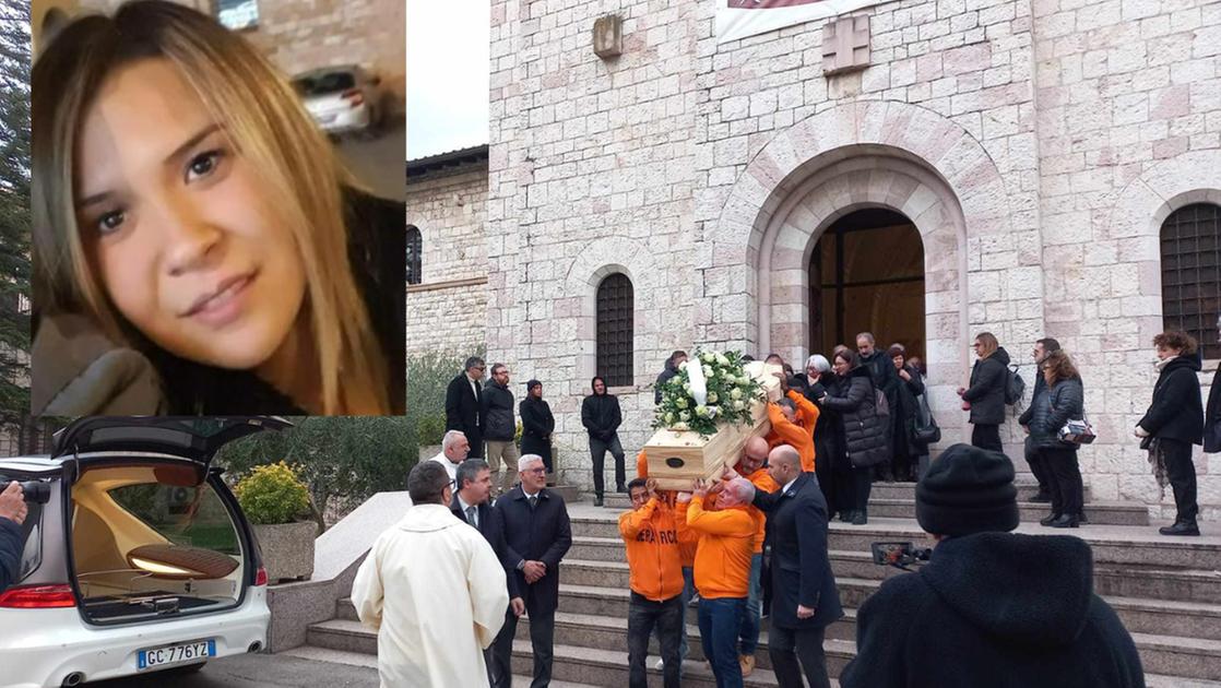 L’ultimo saluto a Eliza Feru, la sorella: “Buona con tutti, vorrei poterti abbracciare”