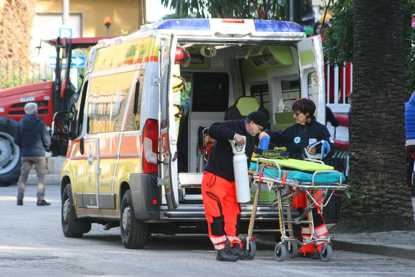 Moto contro furgone: grave un ragazzo di 17 anni ricoverato in codice rosso