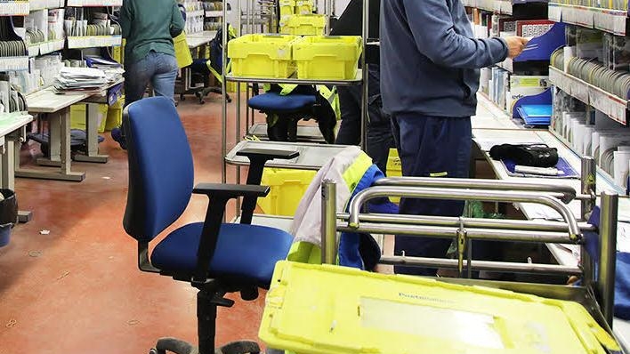 Gubbio, viaggio alle Poste: "Pacchi raddoppiati ma resistono le lettere"