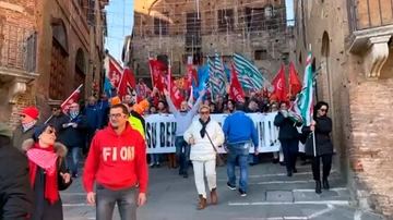 Siena, il corteo contro la chiusura della Beko