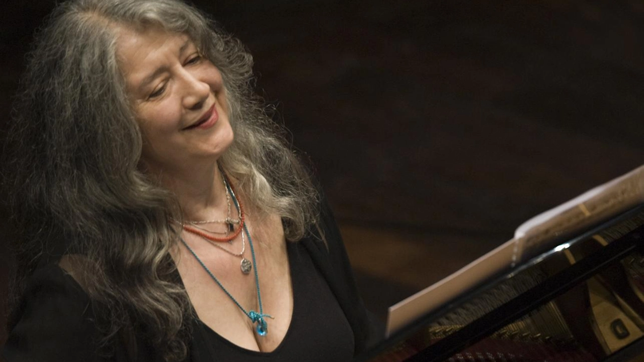 La grande pianista argentina - svizzera Marta Argerich: Rete Toscana Classica oggi propone la registrazione di un suo concerto con la direzione di. Barenboim