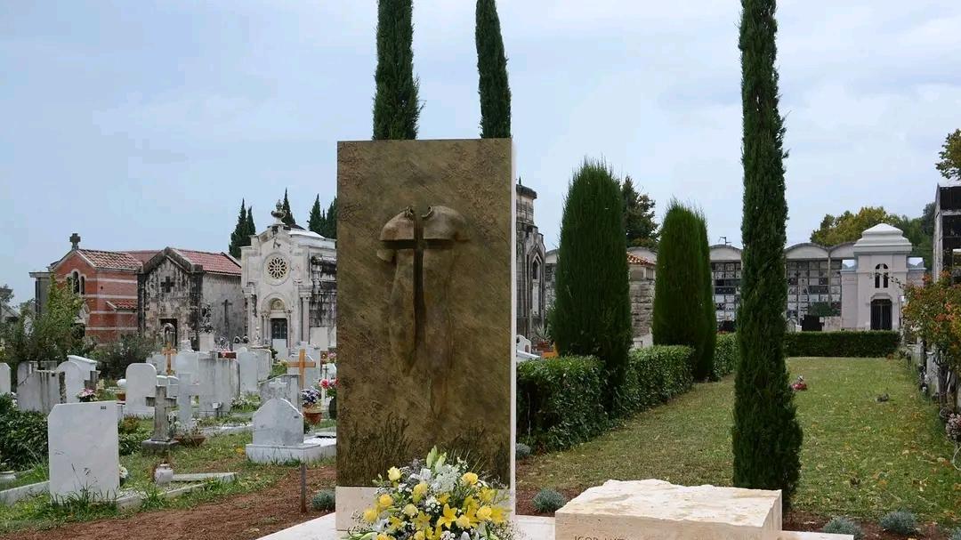 Ennesima razzìa di foto dal cimitero. Monta la rabbia: "Più telecamere"