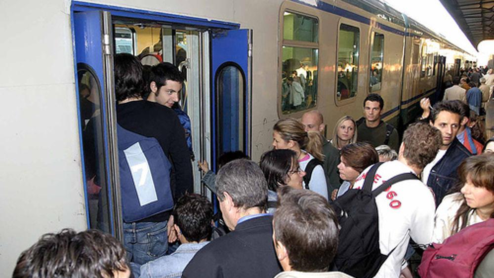 Pendolari Arezzo Firenze, ritardi fino a un’ora per i treni