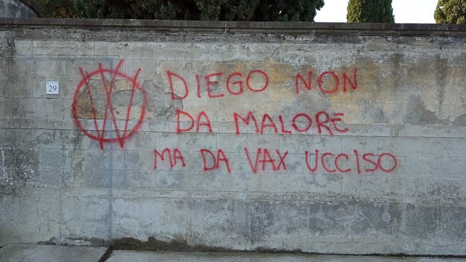 Scritte no vax sul muro del cimitero di Pescia, il sindaco: “Troveremo i responsabili di questo scempio”