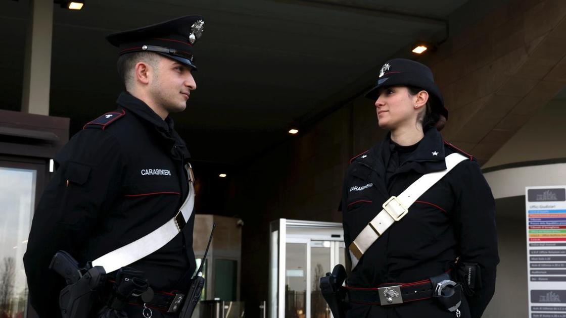 Rubano un paio di occhiali da sole ma il negoziante reagisce. Arrestati due diciottenni