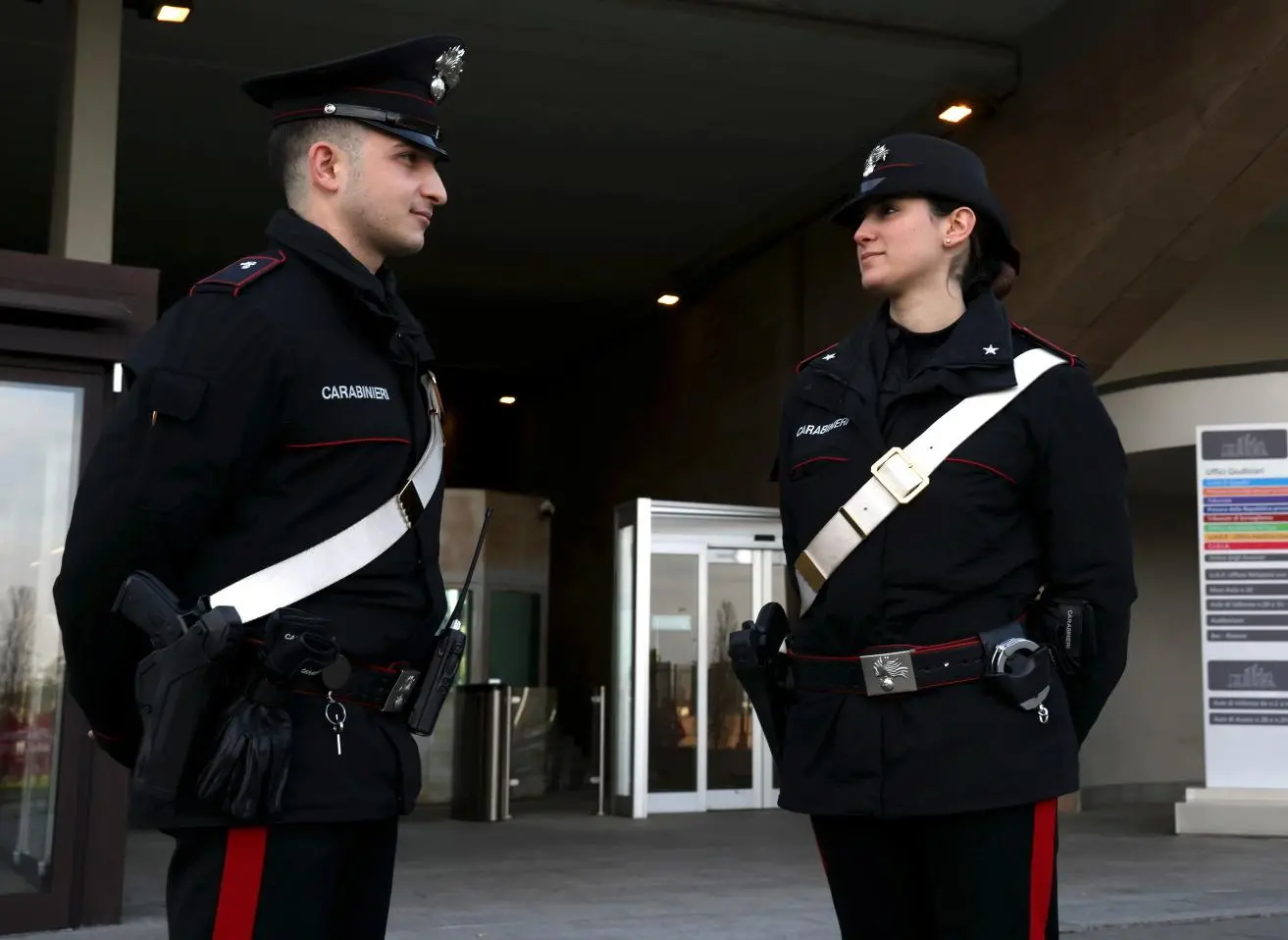 Rubano un paio di occhiali da sole ma il negoziante reagisce. Arrestati due diciottenni