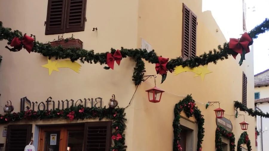 Ogni paese è addobbato a festa. grazie all’impegno di tutti Qui vediamo un angolo della bella Cutigliano