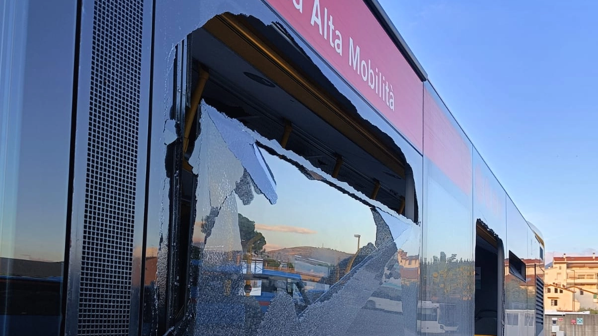 Uno degli autobus danneggiati (foto fornita da Autolinee Toscane)