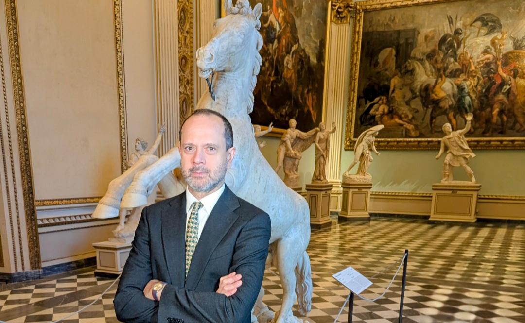 Uffizi, il cavallo romano torna al centro della sala della Niobe