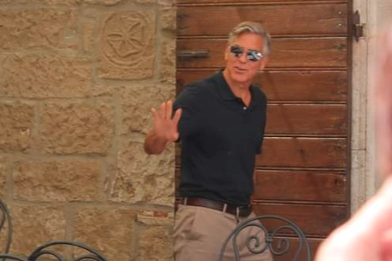 Clooney esce dal ristorante dopo il pranzo di venerdì 24 maggio