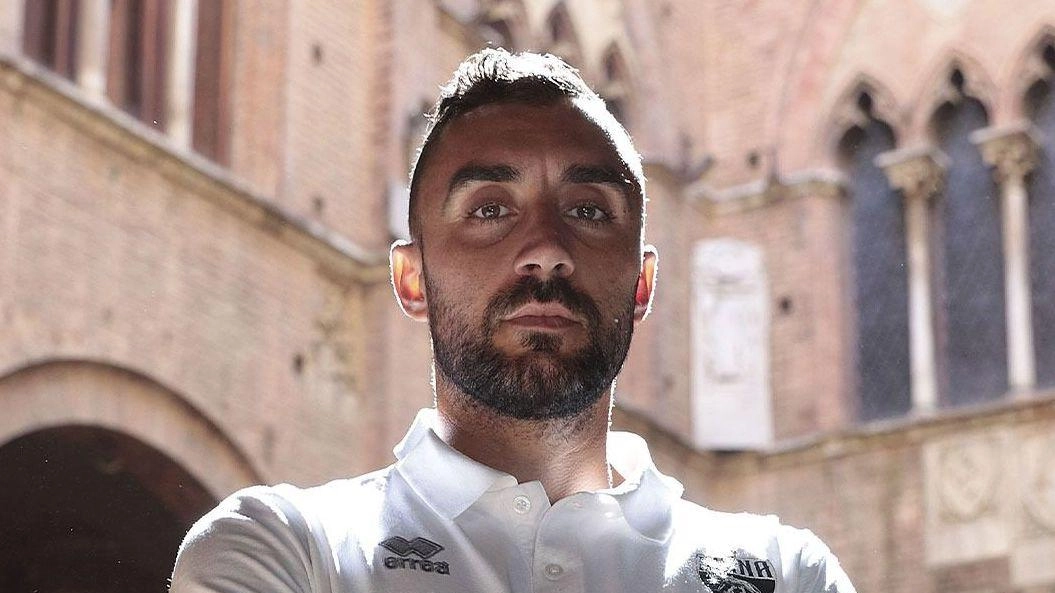 La società Siena FC conferma il capitano Bianchi per la prossima stagione, elogiandone il contributo e l'impegno. Altri giocatori attesi per il rinnovo. Il ritiro estivo in programma con alcune incertezze sulla sede.