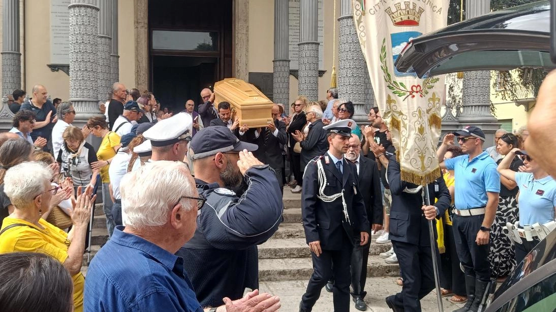 L’ultimo saluto all’ex comandante: "Ci hai insegnato a non mollare mai. Ciao papà, adesso ci mancherai"