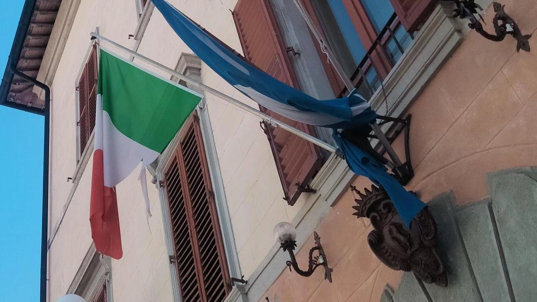 A Orbetello segnalano che le bandiere italiana ed europea sul Palazzo municipale sono lacere e strappate, chiedendo al Comune di sostituirle per rispettarne l'obbligo di esposizione in buono stato.