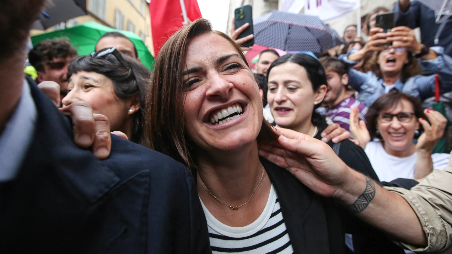 Lacrime e abbracci al Comitato elettorale: "Perugia non ha ceduto all’arroganza del potere". Il messaggio della Schlein. Poi la sindaca sale a Palazzo dei Priori accolta da migliaia di persone