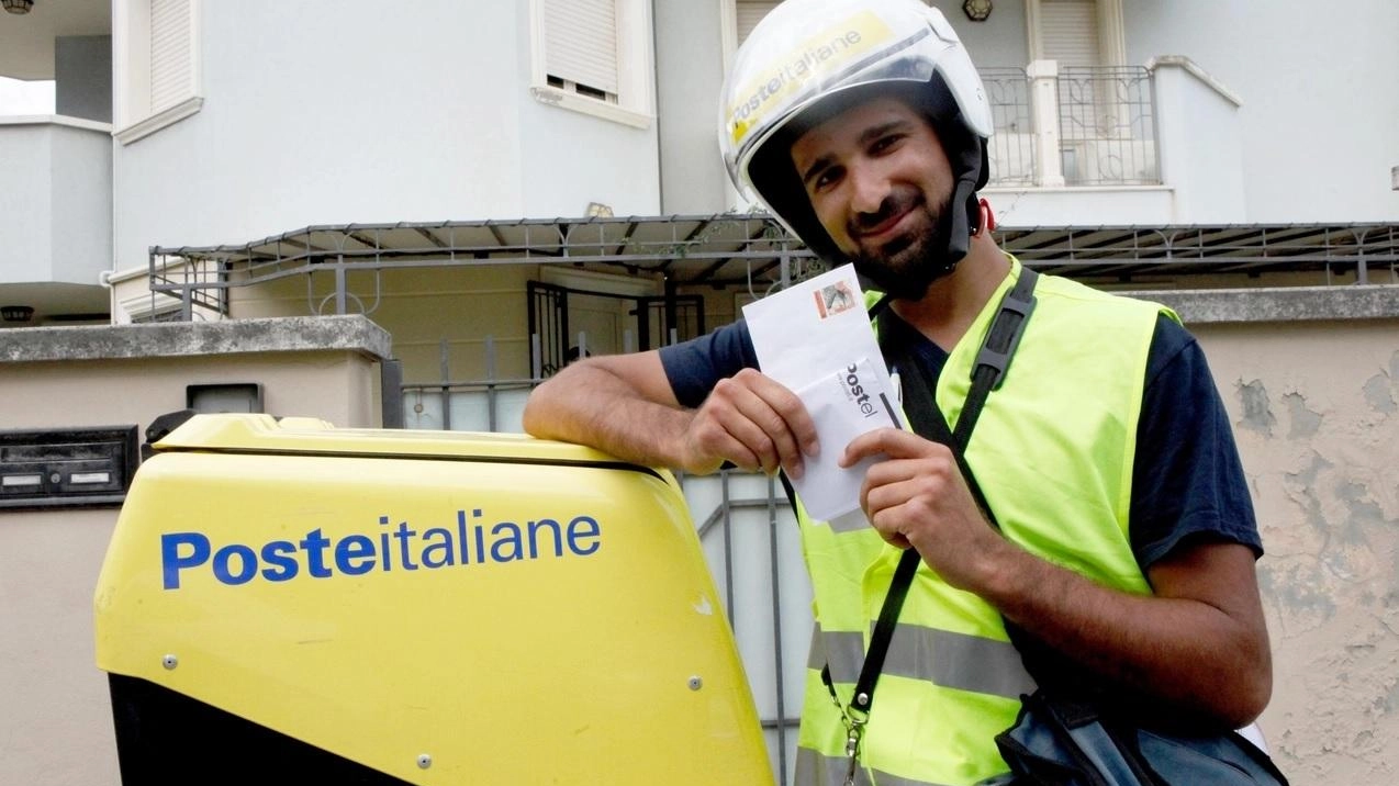 Un postino consegna delle lettere