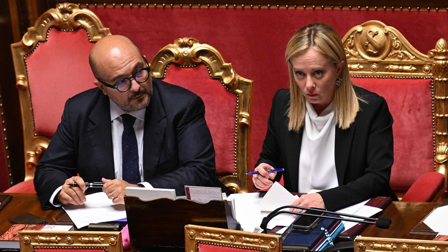 Il ministro Gennaro Sangiuliano accanto alla premier Giorgia Meloni (Ansa)