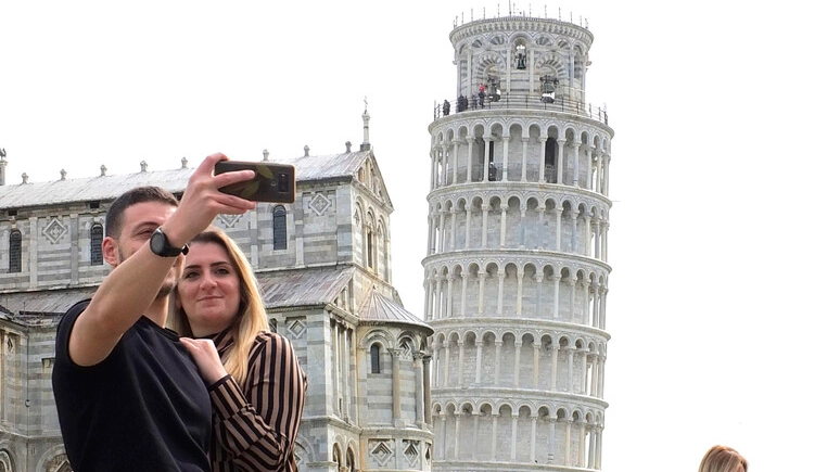 Turisti a Pisa (Foto Ansa)
