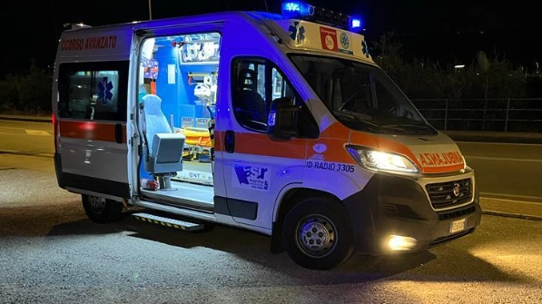 Ambulanza in una foto di repertorio. Per la donna non c'è stato niente da fare, è morta nonostante i tentativi di rianimazione