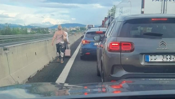 Passeggeri dell'aeroporto di Peregola raggiungono a piedi lo scalo a causa delle maxi code in autostrada (Fonte Traffico Firenze)