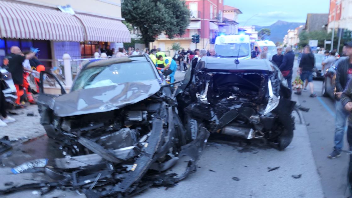 Auto impazzita a Lido di Camaiore, due morti e otto feriti. Malore o guida in stato di ebbrezza: le ipotesi