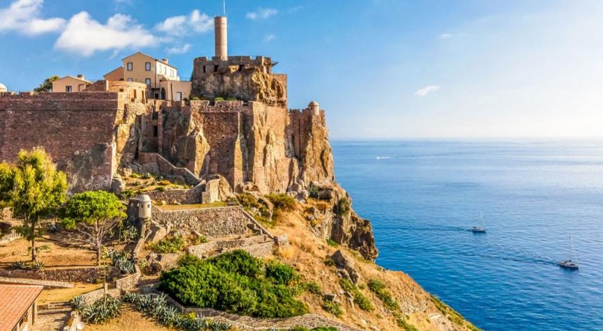 Fortezza del 1500 in vendita: si trova su una scogliera dell’isola di Capraia