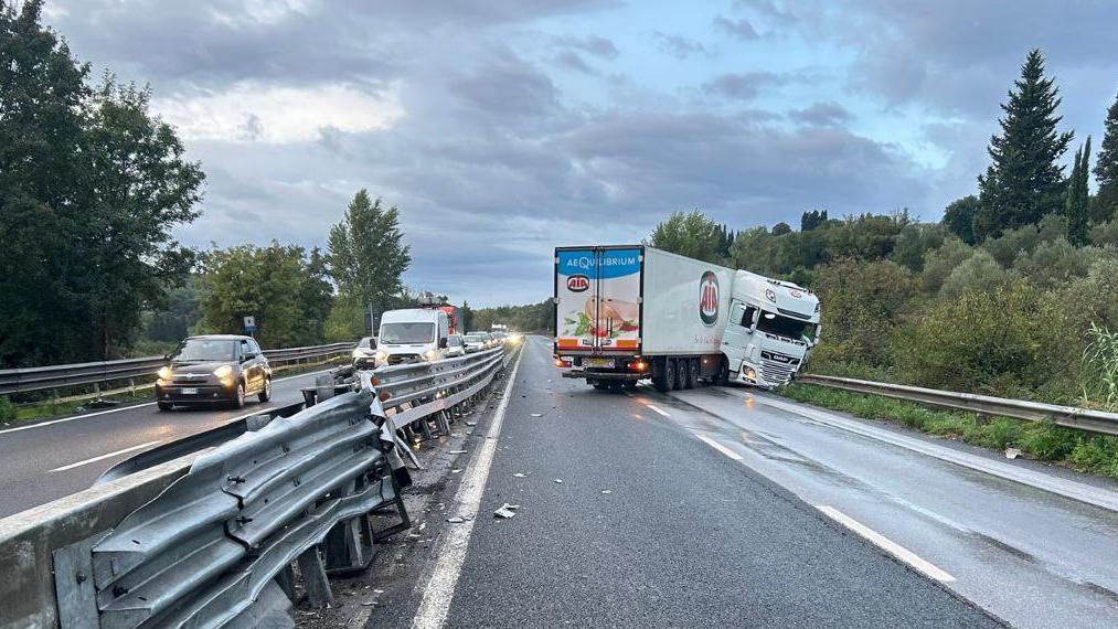 https://www.lanazione.it/image-service/view/acePublic/alias/contentid/YThjYzYxY2YtZTE1Mi00/0/il-camion-intraversato-foto-x-muoversi-in-toscana.jpeg?f=16:9&w=1200&h=630