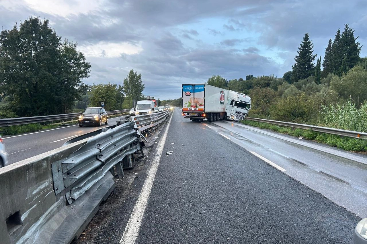 Il camion intraversato (Foto X/Muoversi In Toscana)