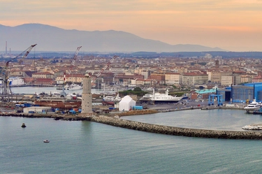 Raffiche di vento fino a 50 nodi, mattinata di caos al porto di Livorno