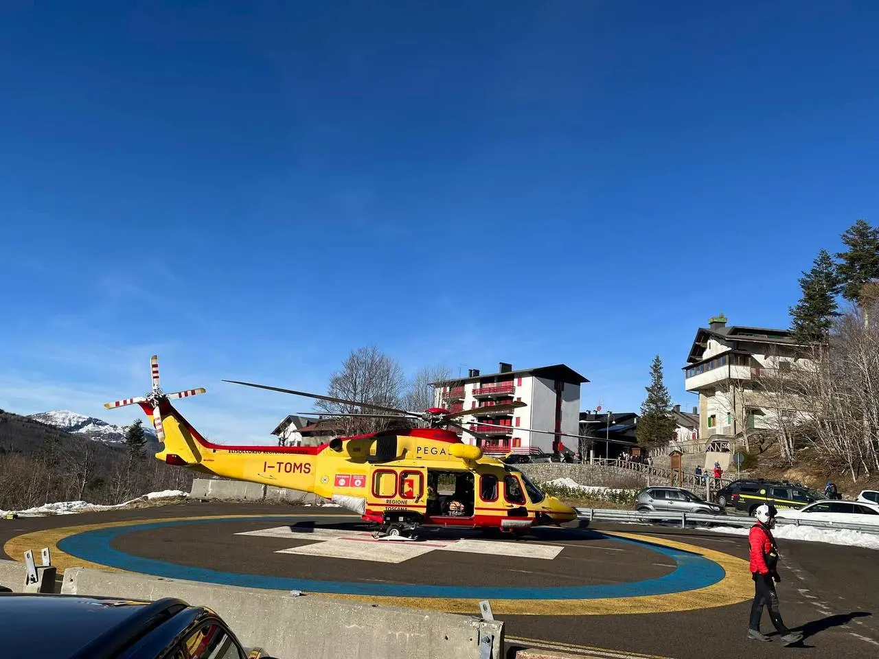 Cade sulle piste da sci, trauma facciale per un 60enne soccorso col Pegaso