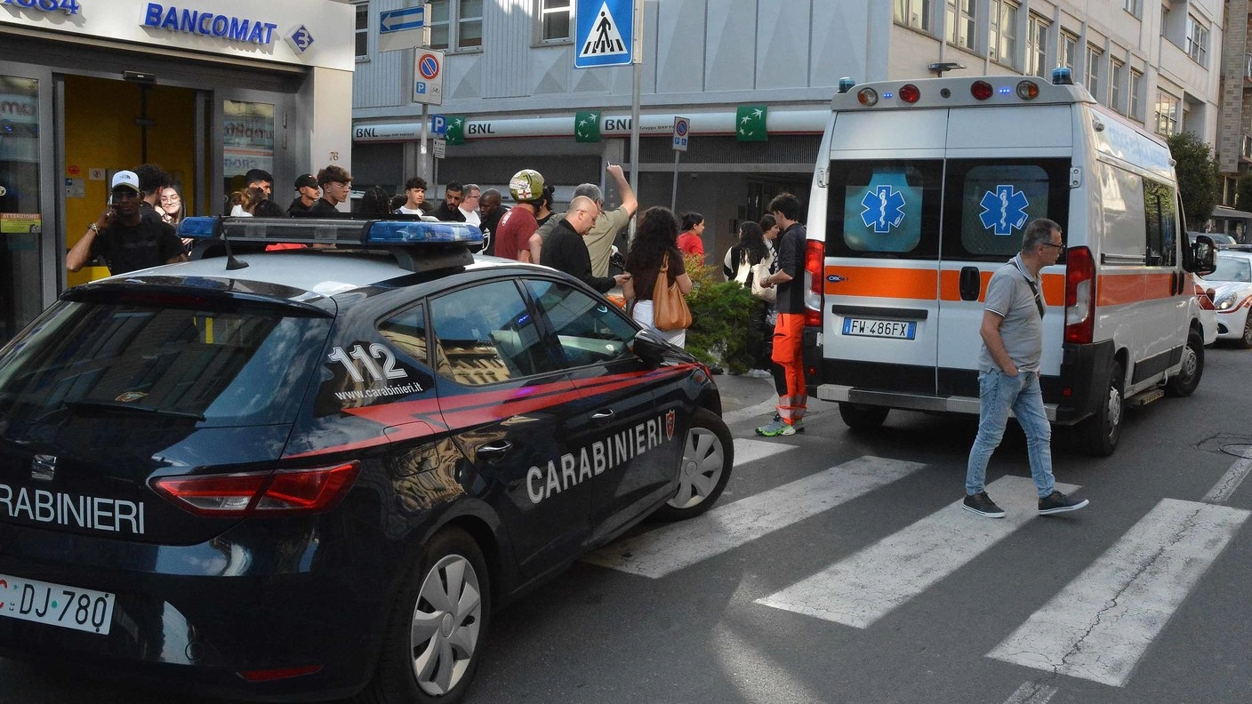 Ambulanza e carabinieri ieri pomeriggio in via Guido Monaco dove si è consumato uno degli episodi ancora da chiarire